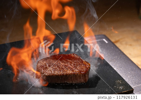 肉　鉄板焼き　フランベ 117926131