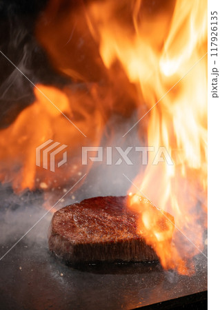 肉 鉄板焼き フランベ 肉 鉄板焼き フランベ 117926135
