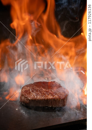 肉 鉄板焼き フランベ 肉 鉄板焼き フランベ 117926136
