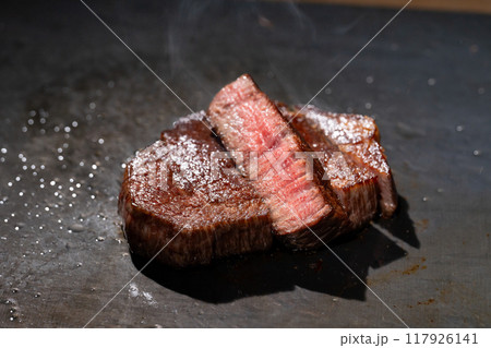 鉄板焼き ヒレ肉 カット 鉄板焼き ヒレ肉 カット 117926141