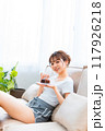 ソファでくつろぐ部屋着の女性/休日の朝/リラックス 117926218