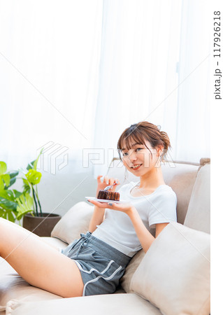 ソファでくつろぐ部屋着の女性/休日の朝/リラックス 117926218