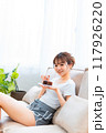 ソファでくつろぐ部屋着の女性/休日の朝/リラックス 117926220