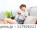 ソファでくつろぐ部屋着の女性/休日の朝/リラックス 117926221