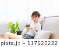 ソファでくつろぐ部屋着の女性/休日の朝/リラックス 117926222