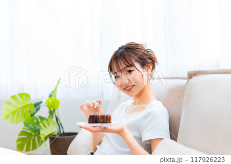 ソファでくつろぐ部屋着の女性/休日の朝/リラックス 117926223