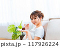 ソファでくつろぐ部屋着の女性/休日の朝/リラックス 117926224