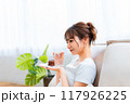 ソファでくつろぐ部屋着の女性/休日の朝/リラックス 117926225
