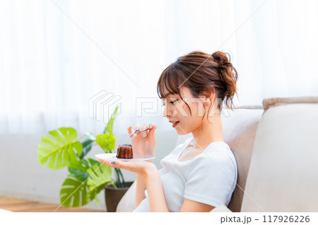ソファでくつろぐ部屋着の女性/休日の朝/リラックス ソファでくつろぐ部屋着の女性/休日の朝/リラックス 117926226