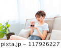 ソファでくつろぐ部屋着の女性/休日の朝/リラックス 117926227