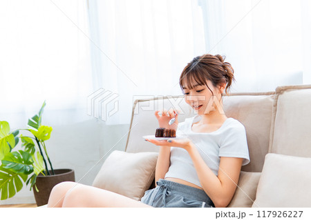 ソファでくつろぐ部屋着の女性/休日の朝/リラックス 117926227