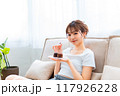 ソファでくつろぐ部屋着の女性/休日の朝/リラックス 117926228