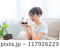 ソファでくつろぐ部屋着の女性/休日の朝/リラックス 117926229