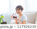 ソファでくつろぐ部屋着の女性/休日の朝/リラックス 117926230