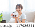 ソファでくつろぐ部屋着の女性/休日の朝/リラックス 117926231