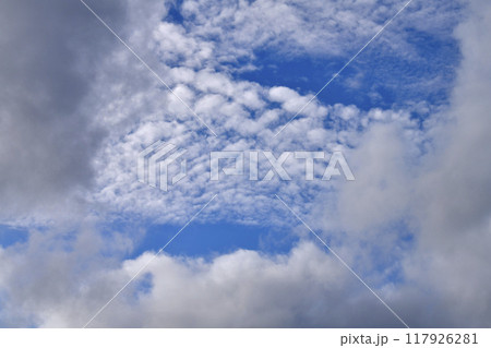 日本の横浜都市景観 夏空。猛烈な暑さが続く日本列島…低層の雲の上に無数の雲が並ぶ…＝23日 117926281