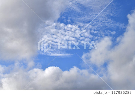 日本の横浜都市景観 夏空。猛烈な暑さが続く日本列島…低層の雲の上に無数の雲が並ぶ…＝23日 117926285