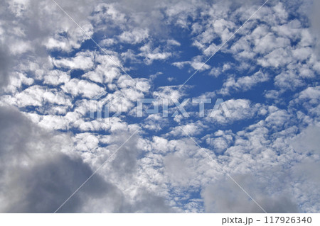 日本の横浜都市景観 夏空。猛烈な暑さが続く日本列島…低層の雲の上に無数の雲が並ぶ…=23日 日本の横浜都市景観 夏空。猛烈な暑さが続く日本列島…低層の雲の上に無数の雲が並ぶ…=23日 117926340