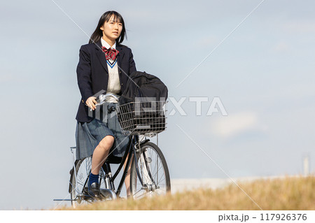 自転車通学　女子高生 117926376