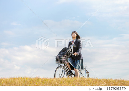 自転車通学　女子高生 117926379