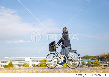 自転車通学 女子高生 自転車通学 女子高生 117926381