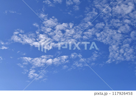 日本の横浜都市景観 夏空。猛烈な暑さが続く日本列島…無数の雲が並ぶ…＝23日 117926458