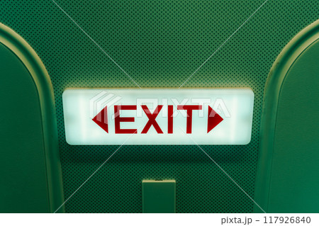 飛行機内の出口サイン 飛行機内の出口サイン 117926840