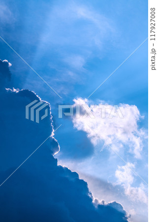 日本の横浜都市景観 夏空。猛烈な暑さが続く日本列島…太陽を背にする巨大な雲…=8月8日 日本の横浜都市景観 夏空。猛烈な暑さが続く日本列島…太陽を背にする巨大な雲…=8月8日 117927008