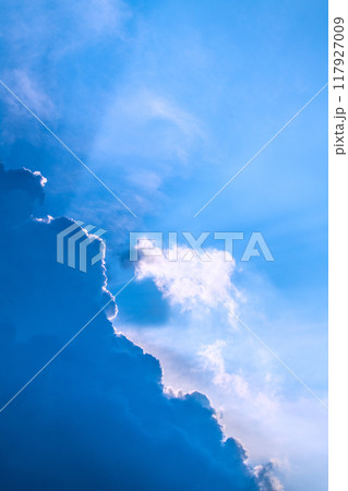 日本の横浜都市景観 夏空。猛烈な暑さが続く日本列島…太陽を背にする巨大な雲…＝8月8日 117927009