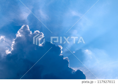 日本の横浜都市景観 夏空。猛烈な暑さが続く日本列島…太陽を背にする巨大な雲…＝8月8日 117927011