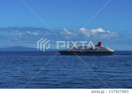 国後島をバックに進む客船日本丸 国後島をバックに進む客船日本丸 117927063