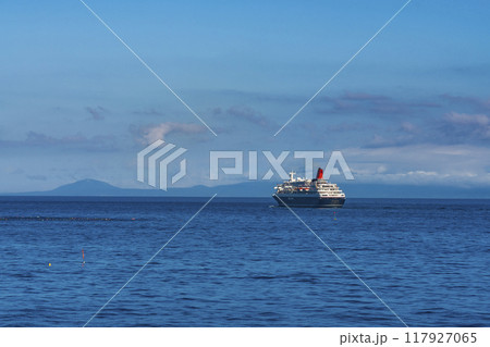 国後島をバックに進む客船日本丸 117927065