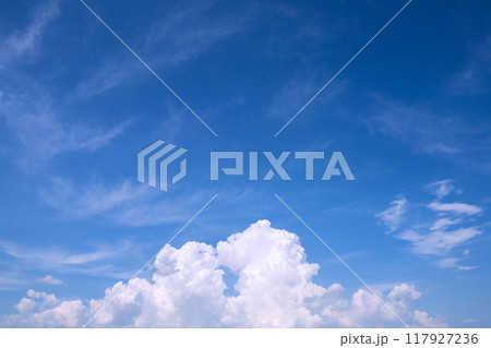 日本の横浜都市景観 夏空。猛烈な暑さが続く日本列島…さまざまな雲が広がる…＝8月15日 117927236