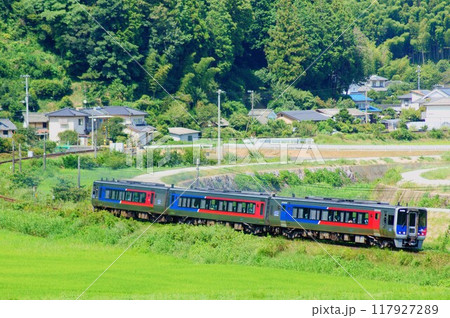 愛媛県大洲市の絶景を駆け抜ける特急宇和海 愛媛県大洲市の絶景を駆け抜ける特急宇和海 117927289