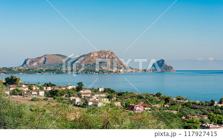 イタリアの海沿いの丘陵と町の風景 117927415