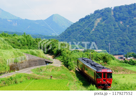特急あそ号、阿蘇の山々を背景に走るキハ185系 117927552