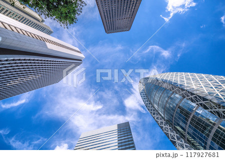 日本の東京都市景観 航空機や東京モード学園コクーンタワー、損保ジャパン…などを望む＝8月20日 117927681