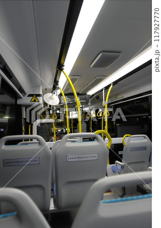 燃料電池バスとなった都バスの車内 燃料電池バスとなった都バスの車内 117927770