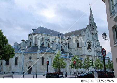 西ヨーロッパのフランス共和国 パリ近郊のイルドフランス地域圏アルジャントゥイユ 早朝のサンドニ大聖堂 西ヨーロッパのフランス共和国 パリ近郊のイルドフランス地域圏アルジャントゥイユ 早朝のサンドニ大聖堂 117927929