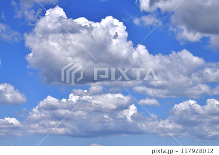 日本の横浜都市景観 夏空。猛烈な暑さが続く日本列島…ふわふわした雲が通過…＝8月17日 117928012