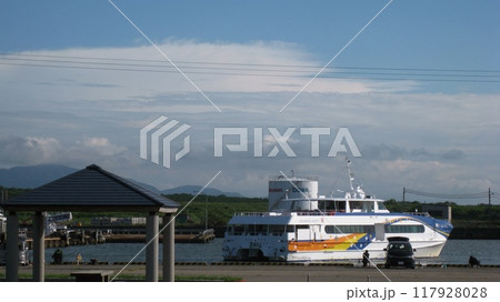 岩船港から出港する粟島汽船きらら 117928028