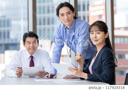 会議をするビジネスマン 撮影協力:学校法人電波学園 東京電子専門学校 会議をするビジネスマン 撮影協力:学校法人電波学園 東京電子専門学校 117928316
