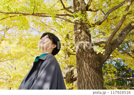 秋の紅葉を楽しむ若い女性 117928516