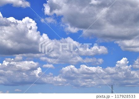 日本の横浜都市景観 夏空。猛烈な暑さが続く日本列島…送電線や覆い尽くす雲…電気料金高騰…=8月17日 日本の横浜都市景観 夏空。猛烈な暑さが続く日本列島…送電線や覆い尽くす雲…電気料金高騰…=8月17日 117928533