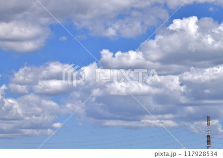 日本の横浜都市景観 夏空。猛烈な暑さが続く日本列島…送電線や覆い尽くす雲…電気料金高騰…=8月17日 日本の横浜都市景観 夏空。猛烈な暑さが続く日本列島…送電線や覆い尽くす雲…電気料金高騰…=8月17日 117928534