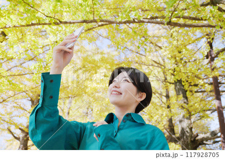秋の紅葉を撮影する若い女性 秋の紅葉を撮影する若い女性 117928705