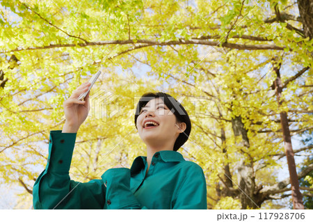 秋の紅葉を撮影する若い女性 秋の紅葉を撮影する若い女性 117928706