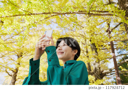 秋の紅葉を撮影する若い女性 秋の紅葉を撮影する若い女性 117928712