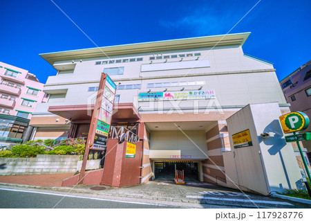 日本の横浜都市景観 横浜市営地下鉄 中川駅(副名称・東京都市大横浜キャンパス前)前などを望む 117928776