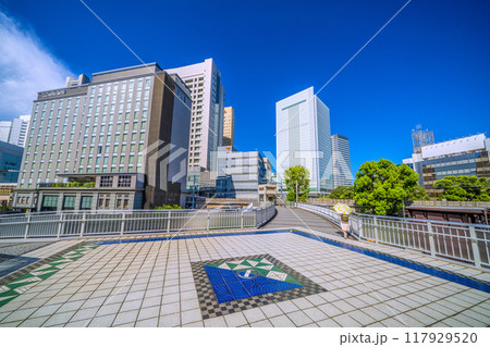 日本の横浜都市景観　桜木町駅　新南口やホテルメッ横浜市役所、ぴおシティなどを望む＝令和6年8月17日 117929520